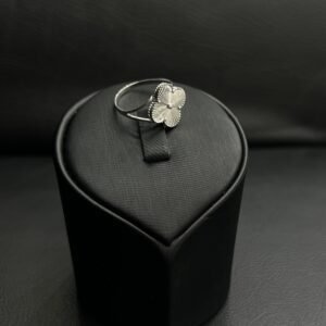 خاتم ذهب ابيض عيار 18 الوزن 1.85 جرام