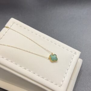 عقد فان كليف اخضر عيار 18 الوزن 0.96 جرام