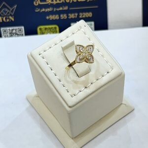 خاتم روبرتو كوين صدفي عيار 18 الوزن 2.38 جرام