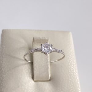 خاتم ذهب عيار18 ابيض وزن .65